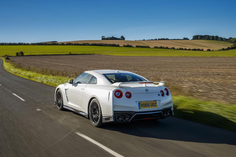  Nissan GT-R 2016 года  (UK) (фото 8 из 25)